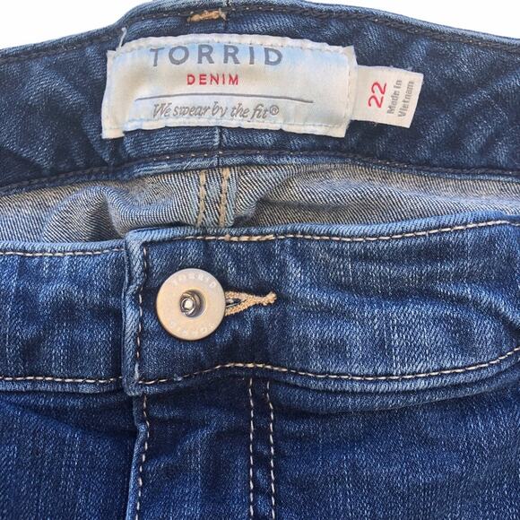 Torrid Boyfriend jeans distressed raw hem crop size 22 - Picture 9 of 12